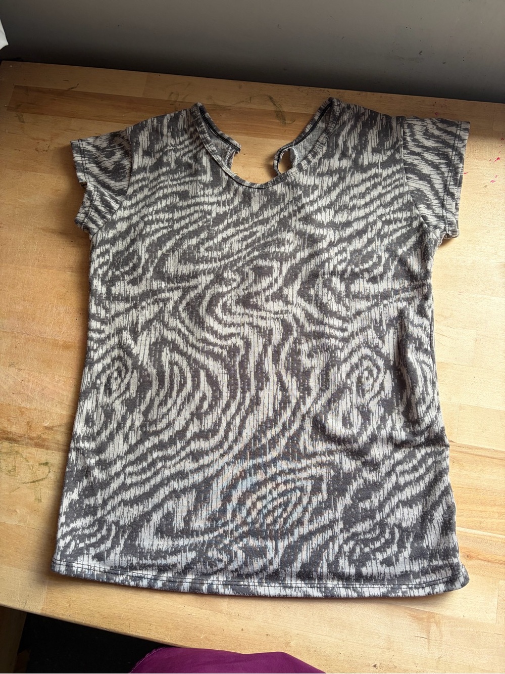 Women’s gray Short Sleeved zebra Printed Tee shirt with open back